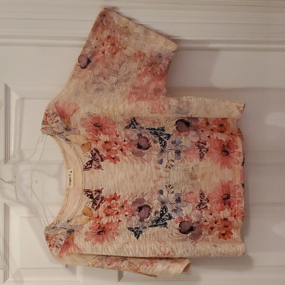 Women's Medium Ginger G Tan with Beautiful Floral Design Lightweight Sweater Top